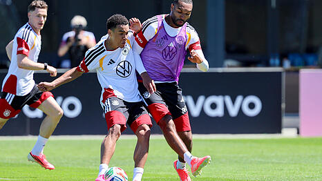 Gesetzt in der deutschen Offensive: Jamal Musiala (M., gegen Jonathan Tah) und Florian Wirtz (l.)
