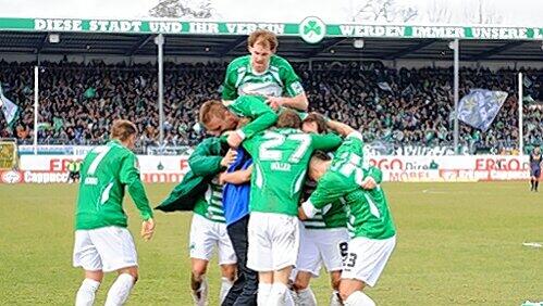 Am Samstag soll wieder gejubelt werden: Mit Kleeblatt-Kapitän Thomas Kleine ganz oben. Am Samstag soll wieder gejubelt werden: Mit Kleeblatt-Kapitän Thomas Kleine ganz oben.