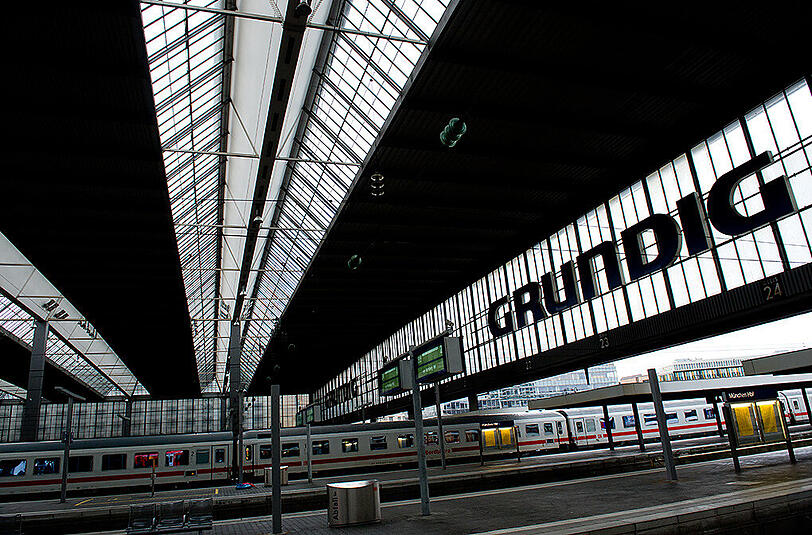 Am Hauptbahnhof stahlen die Männer einen Rucksack und bedrohten einen Mann mit dem Messer.