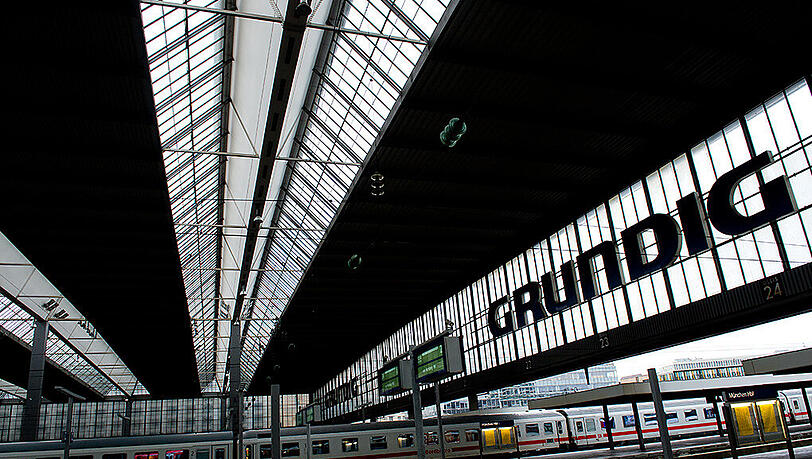 Am Hauptbahnhof stahlen die Männer einen Rucksack und bedrohten einen Mann mit dem Messer. Am Hauptbahnhof stahlen die Männer einen Rucksack und bedrohten einen Mann mit dem Messer.