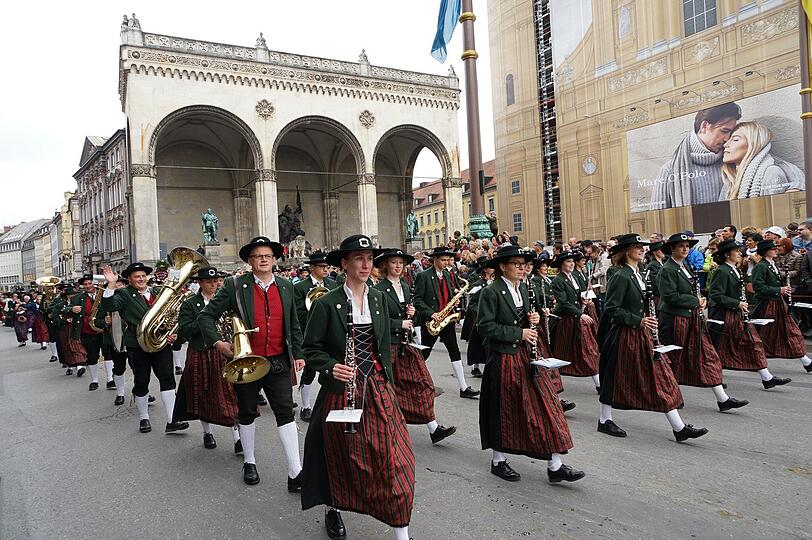 Trachtenumzug Zur Wiesn Mit M nchner Kindl Und OB Reiter Abendzeitung 