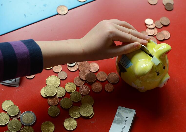 Danach folgen Vorsätze wie: sparsamer sein (27%)...