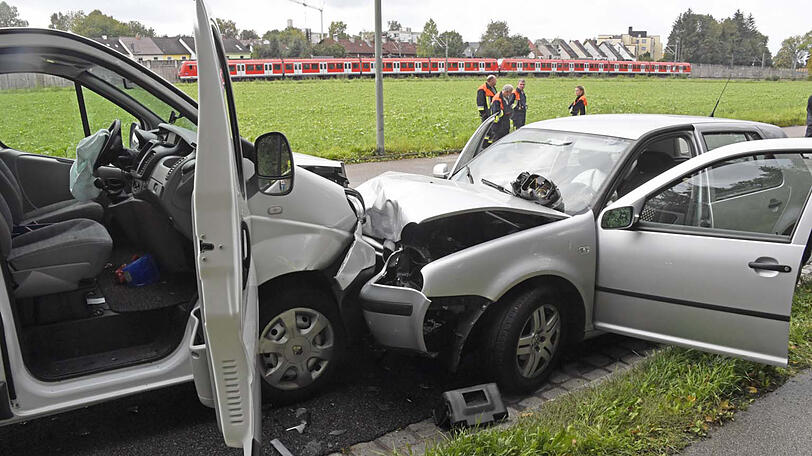 Der Fahrer des Transporters wurde leicht verletzt.
