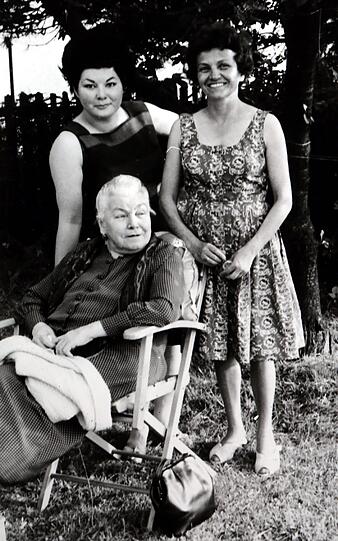 Elise Aulinger in den 60er Jahren mit ihrer Tochter und Enkelin.