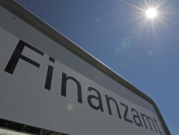 Justiz und Steuerbehörden beschuldigen acht Privatleute, über eine frühere Tochtergesellschaft der Deutschen Bank Briefkastenfirmen in Steueroasen gegründet und so Geld am deutschen Fiskus vorbeigeschleust zu haben.
