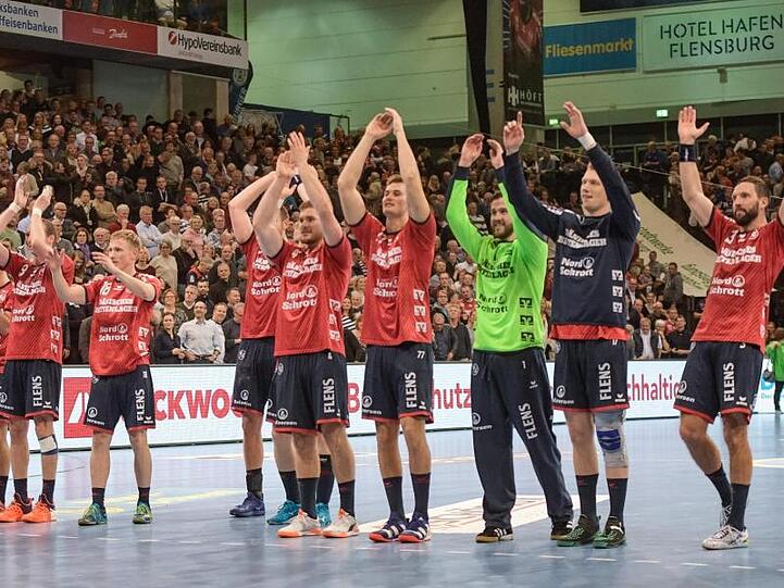 Die Flensburger Handballer feiern den Sieg über die Rhein-Neckar Löwen.