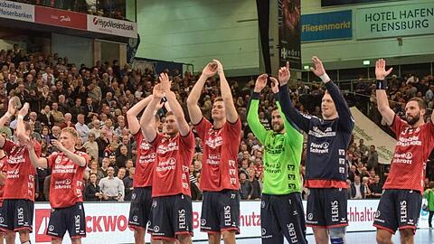 Die Flensburger Handballer feiern den Sieg über die Rhein-Neckar Löwen.