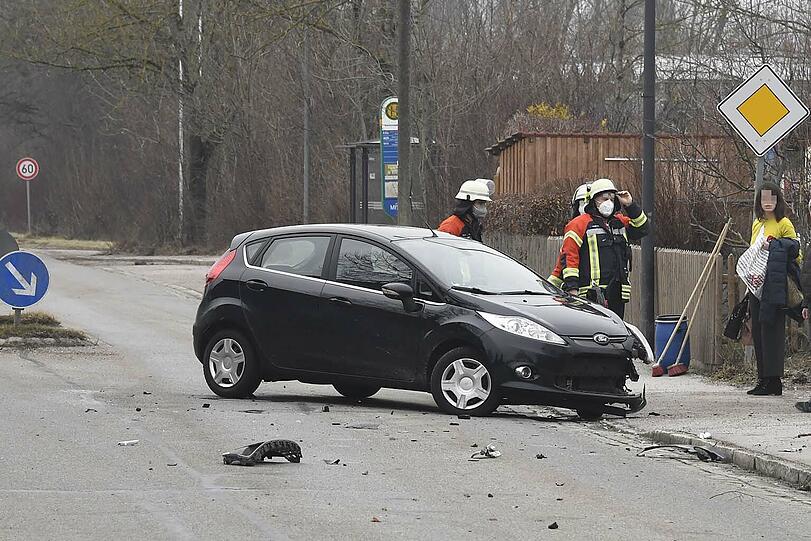 Während die Ford-Fahrerin unverletzt blieb, mussten die beiden schwerverletzten Mercedes-Insassen aus dem Fahrzeug befreit und ins Krankenhaus geflogen werden.