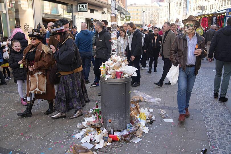 Tausende Münchner kamen zum Viktualienmarkt, um sie tanzen zu sehen: die lustigen Marktfrauen.