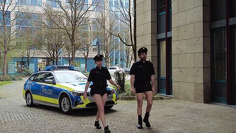 Ein Youtube-Video der Polizeigewerkschaft (DPolG) zeigt Polizisten ohne Hosen und soll den eklatanten Mangel an Dienstkleidung bei der bayerischen Polizei anklagen.