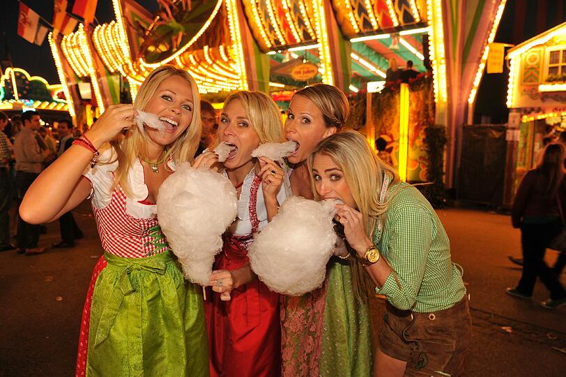 Die Sky Sport-Moderatorinnen Julia Josten,  Britta Hofmann,  Claudia von Brauchitsch und Anna Kraft zur Sky-Wiesn mit Zuckerwatte.