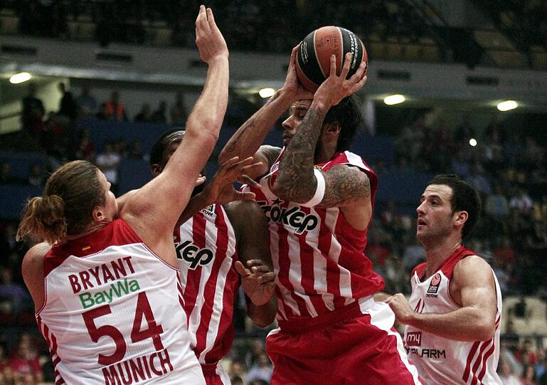 Bayerns Basketballer mit John Bryant (l.) verloren in Piräus.