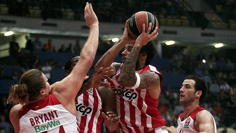 Bayerns Basketballer mit John Bryant (l.) verloren in Piräus. Bayerns Basketballer mit John Bryant (l.) verloren in Piräus.