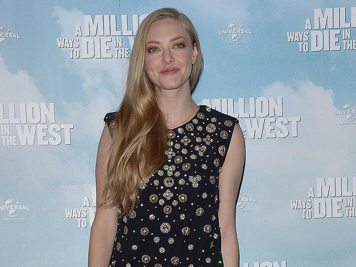 Amanda Seyfried spielt mit Chalize Theron in "A Million Ways To Die In The West"