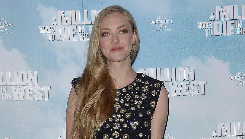 Amanda Seyfried spielt mit Chalize Theron in "A Million Ways To Die In The West" Amanda Seyfried spielt mit Chalize Theron in "A Million Ways To Die In The West"