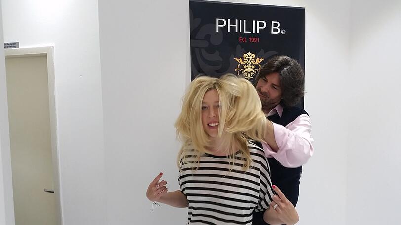 Der Mann, dem die Haare vertrauen: Philip B. mit AZ-Reporterin Kimberly Hoppe.