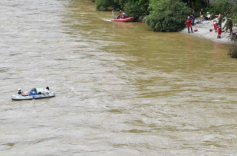 DIe Feuerwehr rettet Schlauchbootfahrer aus der Isar.