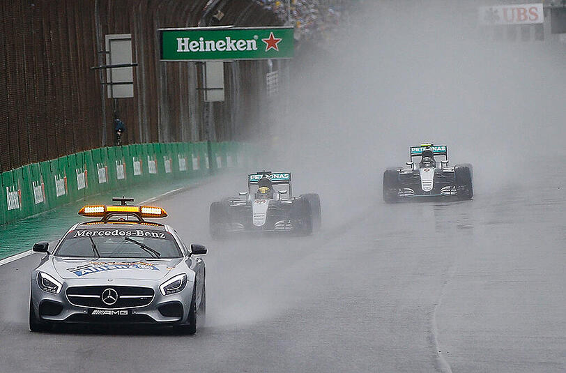 Drei Mal Mercedes im Bild: Lewis Hamilton (m.) und Nico Rosberg hatten die meiste Zeit des Rennens das Safety-Car vor der Nase.