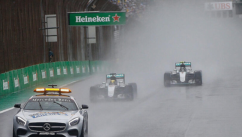 Drei Mal Mercedes im Bild: Lewis Hamilton (m.) und Nico Rosberg hatten die meiste Zeit des Rennens das Safety-Car vor der Nase. Drei Mal Mercedes im Bild: Lewis Hamilton (m.) und Nico Rosberg hatten die meiste Zeit des Rennens das Safety-Car vor der Nase.