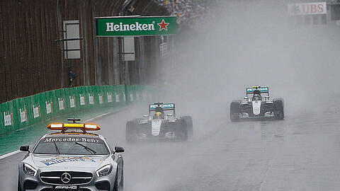 Drei Mal Mercedes im Bild: Lewis Hamilton (m.) und Nico Rosberg hatten die meiste Zeit des Rennens das Safety-Car vor der Nase.