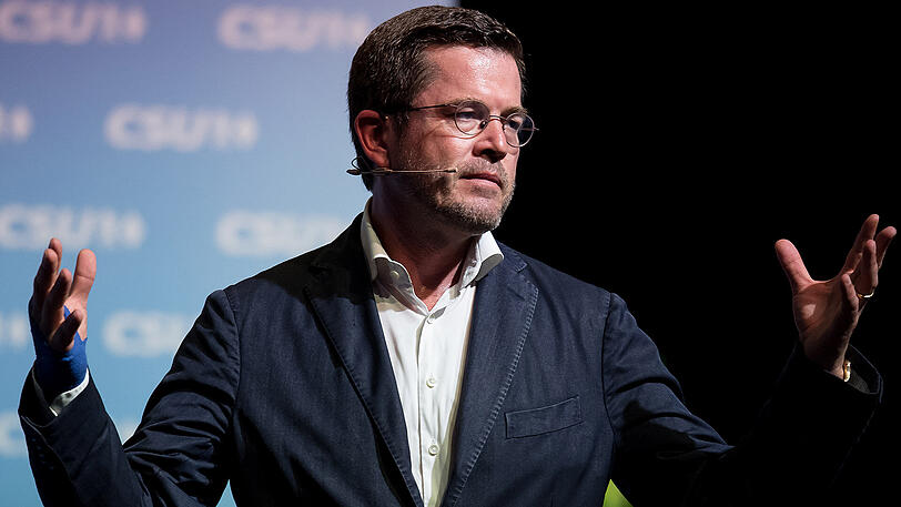 Karl-Theodor zu Guttenberg teilte aus &ndash; und kassierte im Gegenzug begeisterten Applaus.