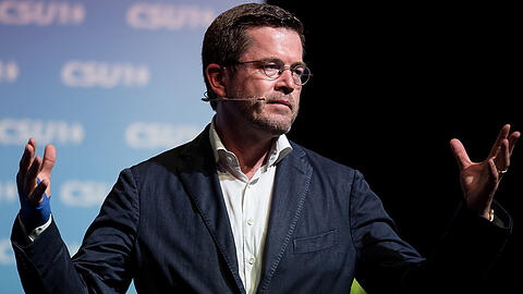 Karl-Theodor zu Guttenberg teilte aus &ndash; und kassierte im Gegenzug begeisterten Applaus.