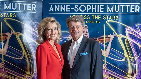 Peter Schwenkow, dem Chef der Deutschen Entertainment AG, ist es gelungen, Anne-Sophie Mutter zu einem Open-Air am Königsplatz zu überreden.