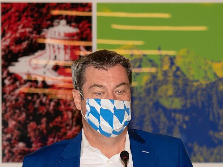 Der bayerische Ministerpräsident Markus Söder (CSU) trifft zur außerplanmäßigen Videokonferenz des bayerischen Kabinetts im Bayerischen Staatsministerium für Finanzen und für Heimat in Nürnberg ein. Foto: Nicolas Armer/dpa