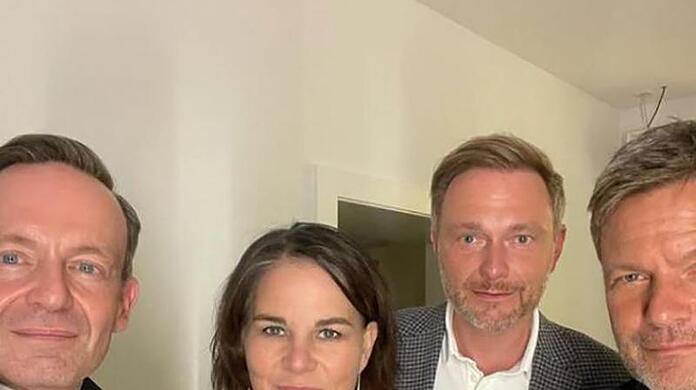 FDP-Generalsekretär Volker Wissing, Annalena Baerbock, Bundesvorsitzende von Bündnis 90/Die Grünen, der FDP-Vorsitzende Christian Lindner und Robert Habeck, Co-Bundesvorsitzender von Bündnis 90/Die Grünen (von links nach rechts).