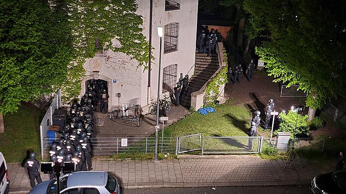 Viel behelmte Polizei am späten Abend vor dem "Sendlinger Bunker", einem Treffpunt von Sechzger-Ultras.