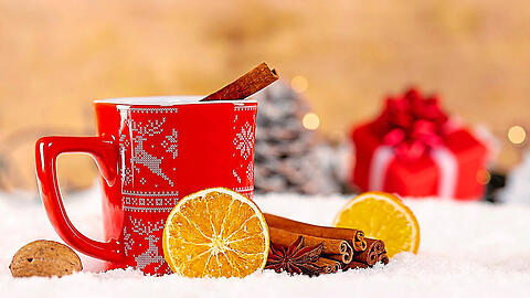 Eine Tasse Glühwein lässt sich auch daheim genießen. Was die beste Wahl ist, hat nun "Öko-Test" ermittelt.