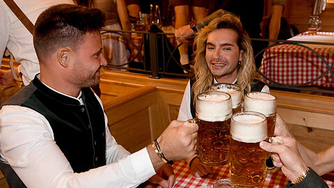 Verliebt (mindestens in die kühle Maß): Bill Kaulitz und Marc Eggers im Schützenzelt