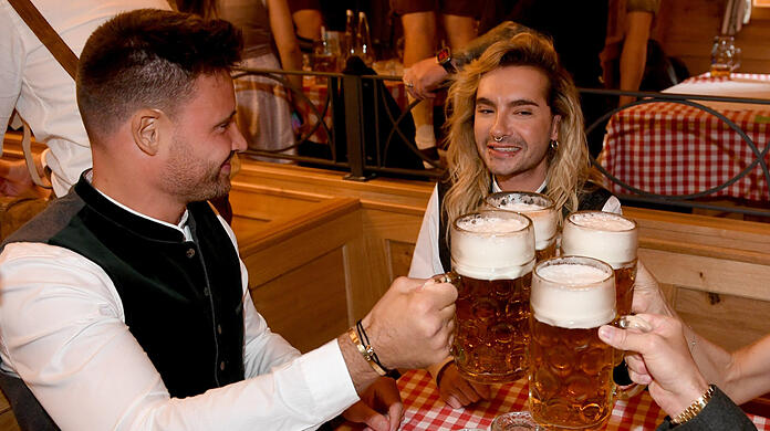 Verliebt (mindestens in die kühle Maß): Bill Kaulitz und Marc Eggers im Schützenzelt