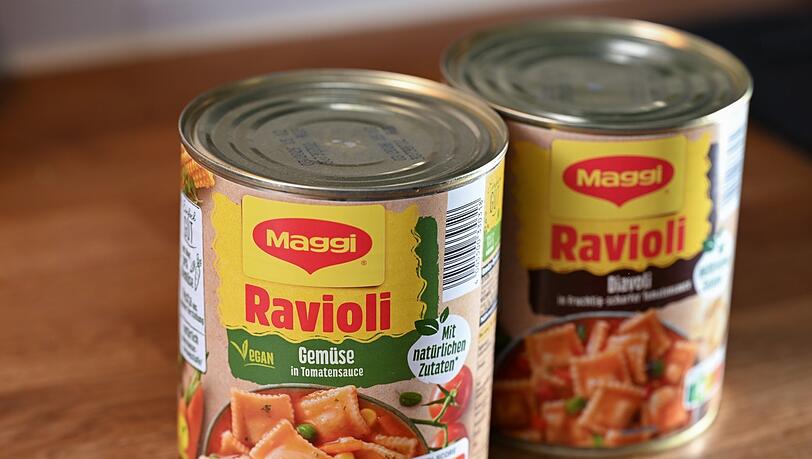 Ravioli aus der Dose. Ravioli aus der Dose.