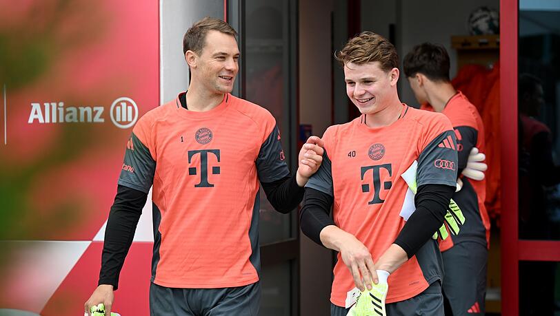 Jonas Urbig (r) darf gegen Gladbach statt Manuel Neuer (l) im Tor ran. Jonas Urbig (r) darf gegen Gladbach statt Manuel Neuer (l) im Tor ran.