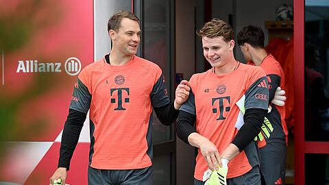 Jonas Urbig (r) darf gegen Gladbach statt Manuel Neuer (l) im Tor ran.