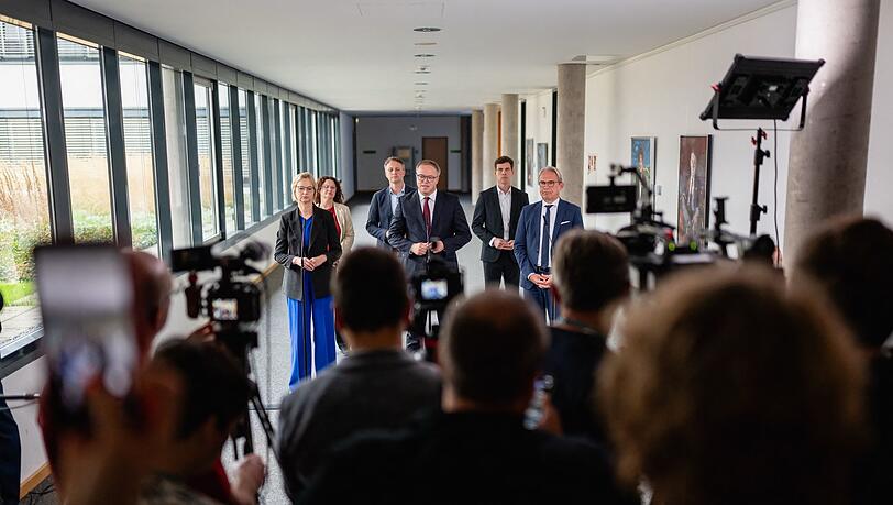 Die Thüringer Landesregierung um Ministerpräsident Mario Voigt (CDU) will weitermachen - wie genau, das ist offen. Die Thüringer Landesregierung um Ministerpräsident Mario Voigt (CDU) will weitermachen - wie genau, das ist offen.