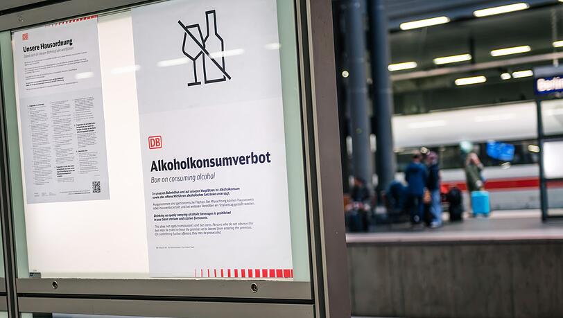Der Konsum von Alkohol ist an allen Deutschen Bahnhöfen verboten, Besitz und Transport bleiben erlaubt. Der Konsum von Alkohol ist an allen Deutschen Bahnhöfen verboten, Besitz und Transport bleiben erlaubt.