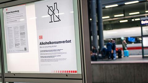 Der Konsum von Alkohol ist an allen Deutschen Bahnh&ouml;fen verboten, Besitz und Transport bleiben erlaubt.
