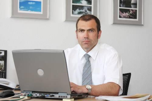 Er hat die Zahlen auf seinem Laptop immer voll im Blick: Nürnbergs Stadtkämmerer Harald Riedel (SPD).