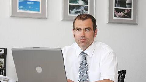 Er hat die Zahlen auf seinem Laptop immer voll im Blick: Nürnbergs Stadtkämmerer Harald Riedel (SPD).