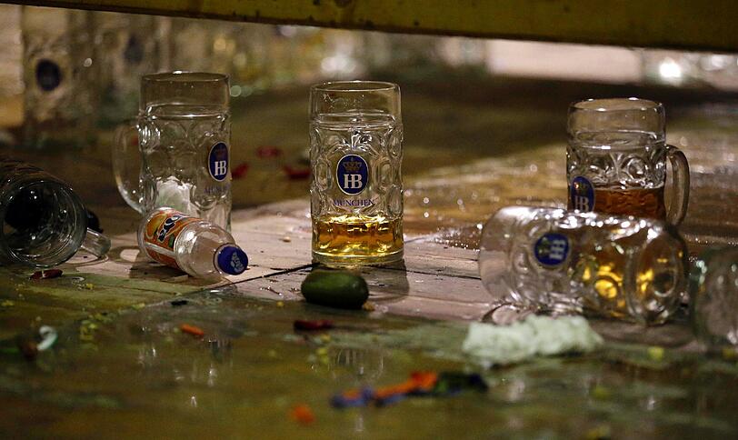 Die emotionalsten Bilder vom Wiesn-Kehraus: Bedienungen feiern am 07.10.2012 in München den traditionellen Kehraus im Höfbräu-Festzelt und beschließen damit ihre arbeitsreiche Zeit auf dem Oktoberfest. Nach 14-tägiger Dauer ging am Sonntag das 179. Oktoberfest zu Ende.