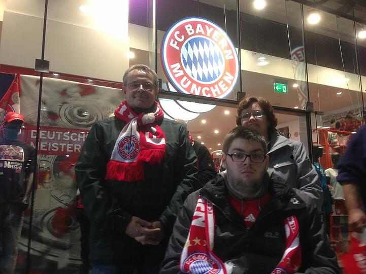 Diese Fans warteten am Flughafen und hatten Pech: Die Spieler bekamen sie nicht zu Gesicht.