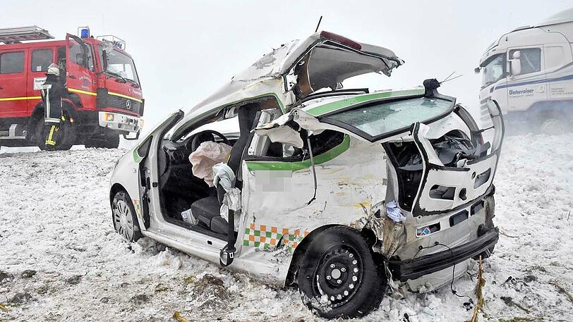 Auf der St. 2580 bei Erding prallte ein Kleinwagen seitlich gegen einen Lkw. Eine Person wurde verletzt, zudem kam es zu einer längeren Totalsperre der Straße.