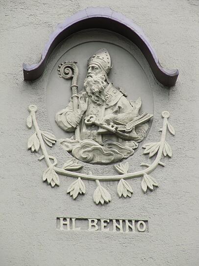 St. Benno wacht über ein Haus in der Trogerstraße. Der heilige Benno (1010 bis 1106) war Bischof von Meißen und ist Stadtpatron von München.