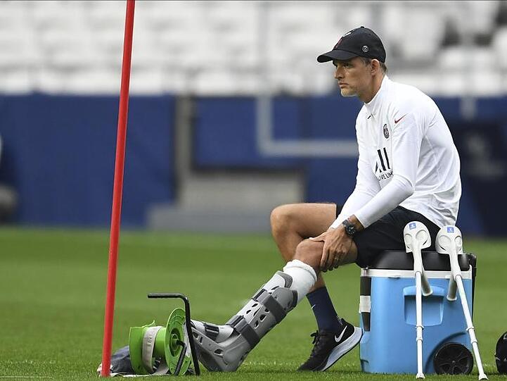 Wird gegen Atalanta Bergamo trotz seiner Fußverletzung an der Seitenlinie stehen: Trainer Thomas Tuchel von Paris Saint-Germain.