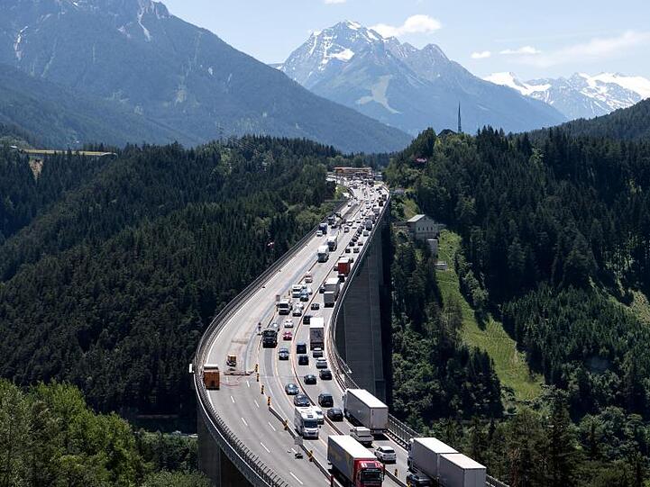 Autos und Lkw fahren zwischen Patsch und Schönberg am Brenner (Autobahn A13) über die Europabrücke. Foto: Sven Hoppe/Archivbild