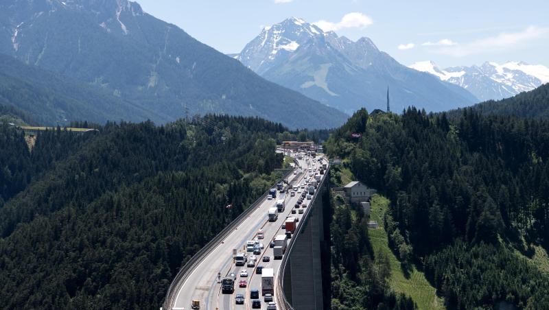 Autos und Lkw fahren zwischen Patsch und Schönberg am Brenner (Autobahn A13) über die Europabrücke. Foto: Sven Hoppe/Archivbild Autos und Lkw fahren zwischen Patsch und Schönberg am Brenner (Autobahn A13) über die Europabrücke. Foto: Sven Hoppe/Archivbild