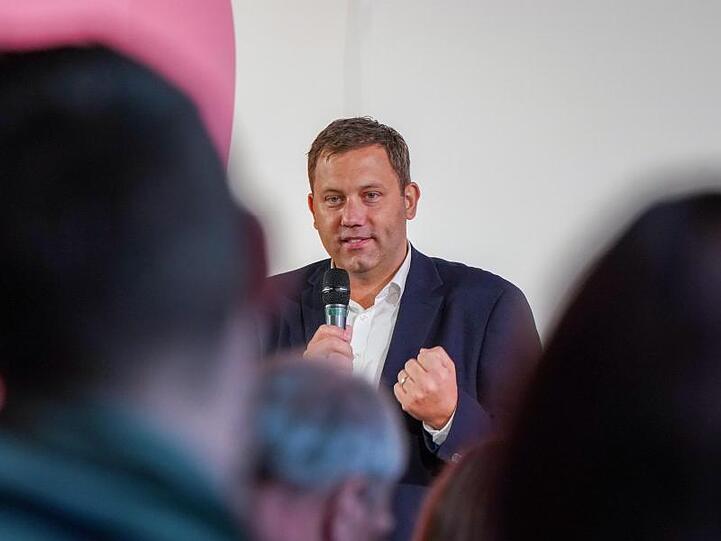 Der SPD-Generalsekretär Lars Klingbeil eröffnet eine Veranstaltung. Foto: Peter Endig/Archiv