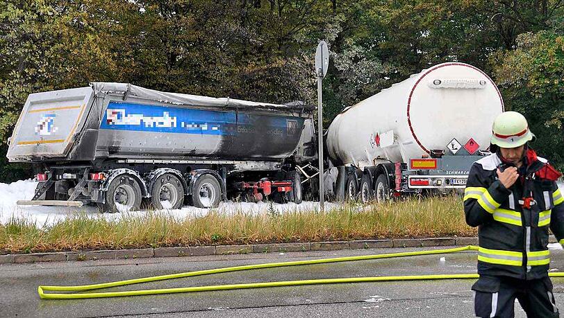 Beim Zusammenstoß zweier Lastwagen auf der Landshuter Allee am 30. Juni 2023 ist ein Mensch ums Leben gekommen. Die Feuerwehr kann verhindern, dass der Treibstoff im Tanklastzug explodiert.